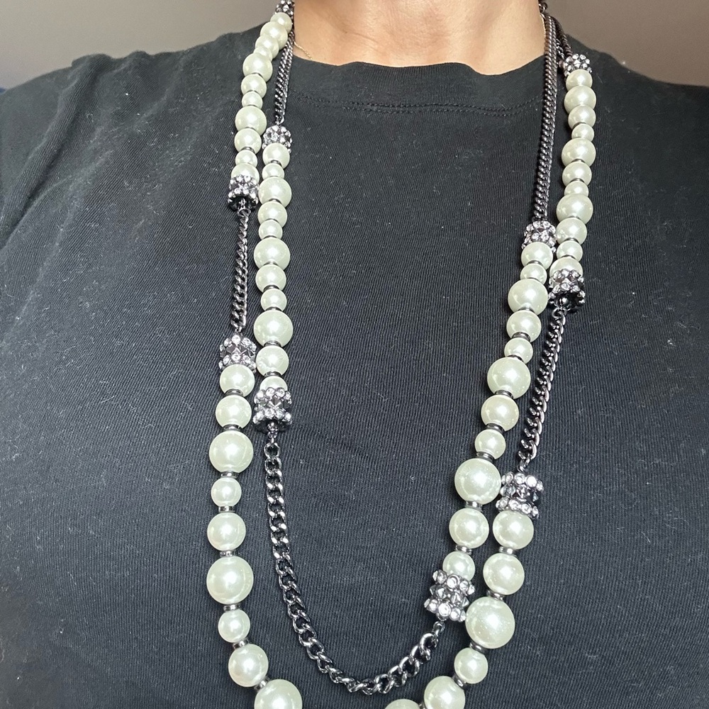 Elegant Pearl and Black Chain Necklace